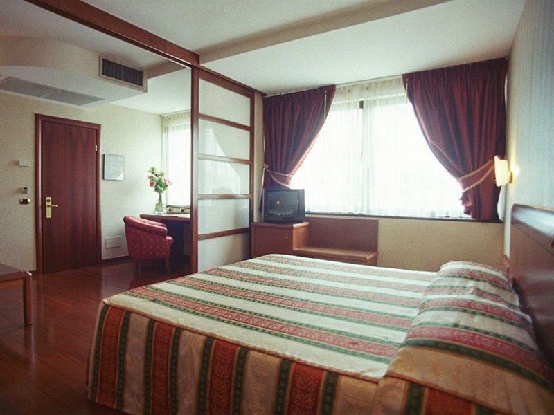 Hotel Palace Verona Esterno foto