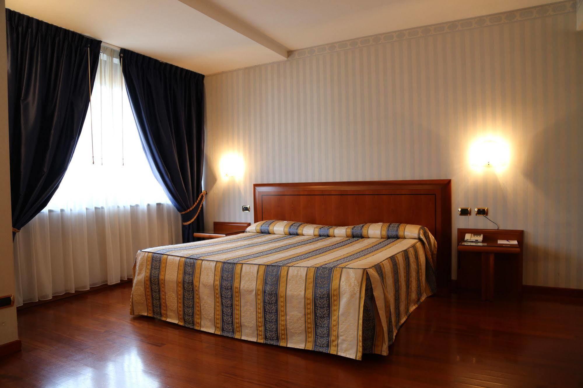 Hotel Palace Verona Esterno foto
