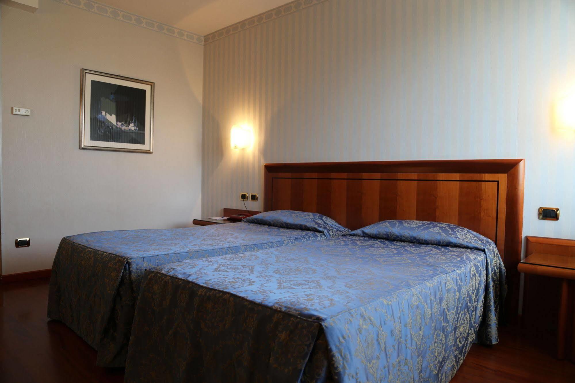 Hotel Palace Verona Esterno foto