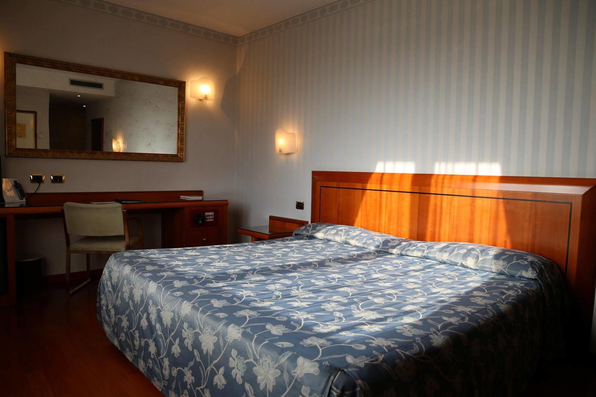 Hotel Palace Verona Esterno foto