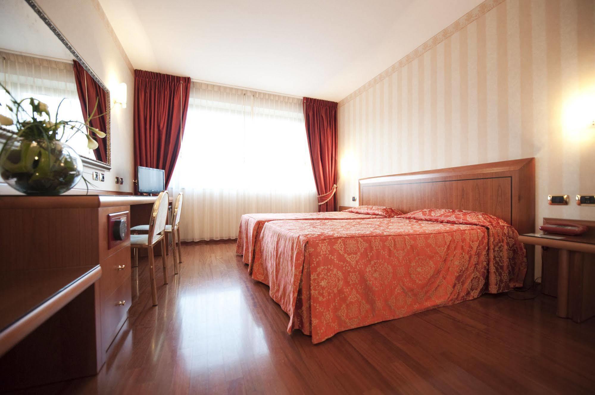 Hotel Palace Verona Esterno foto