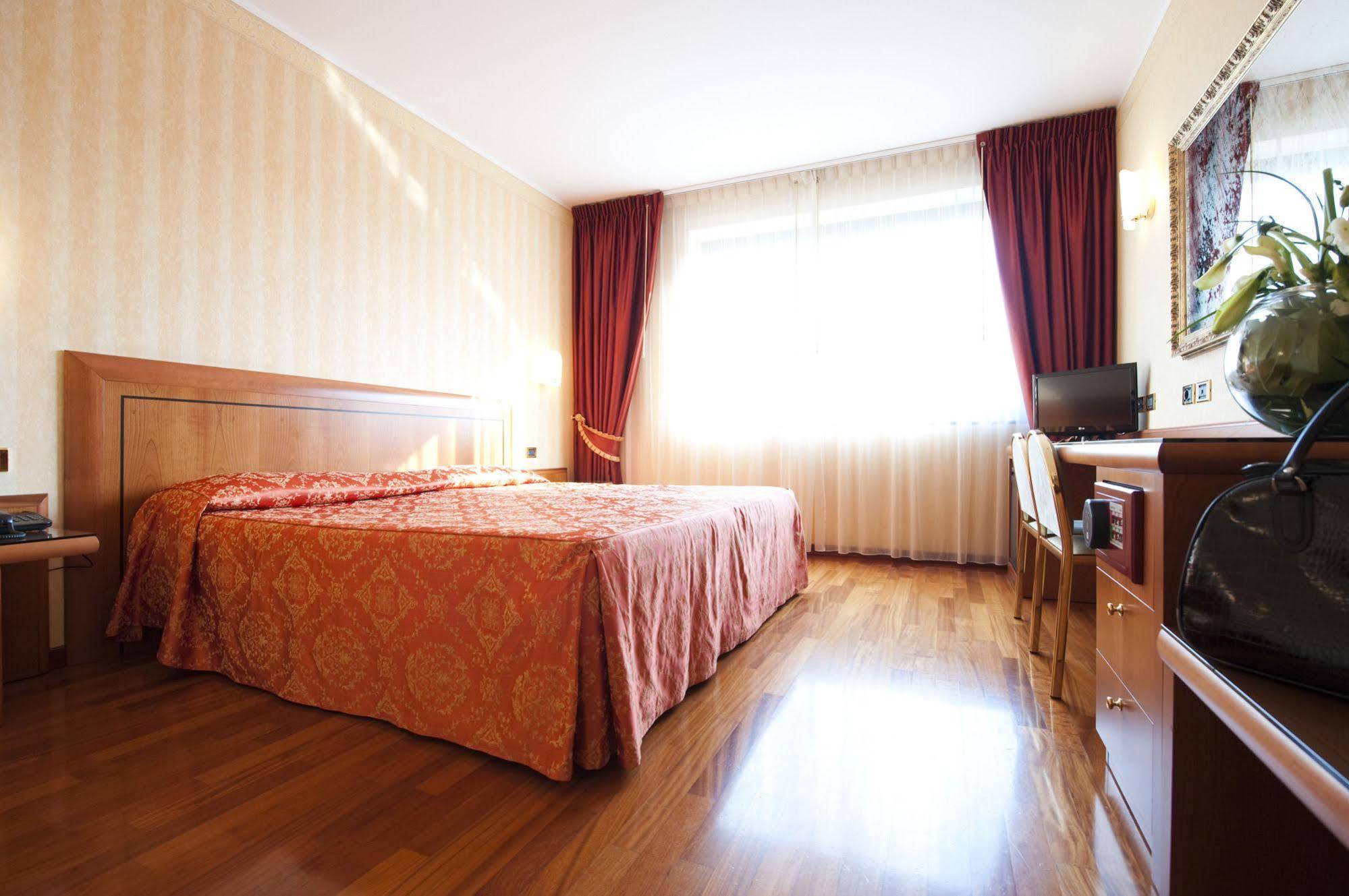 Hotel Palace Verona Esterno foto